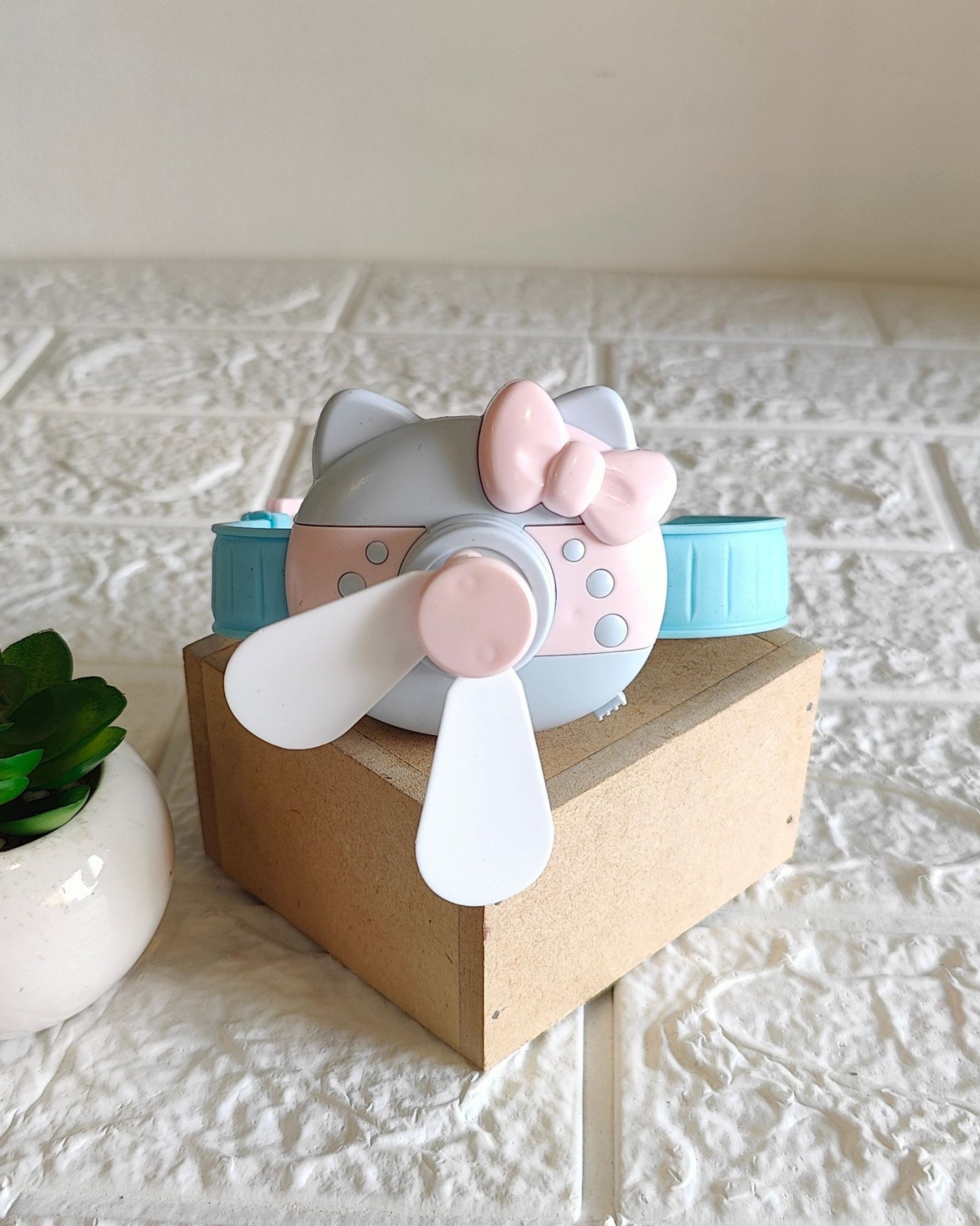 Hello Kitty Wrist Fan